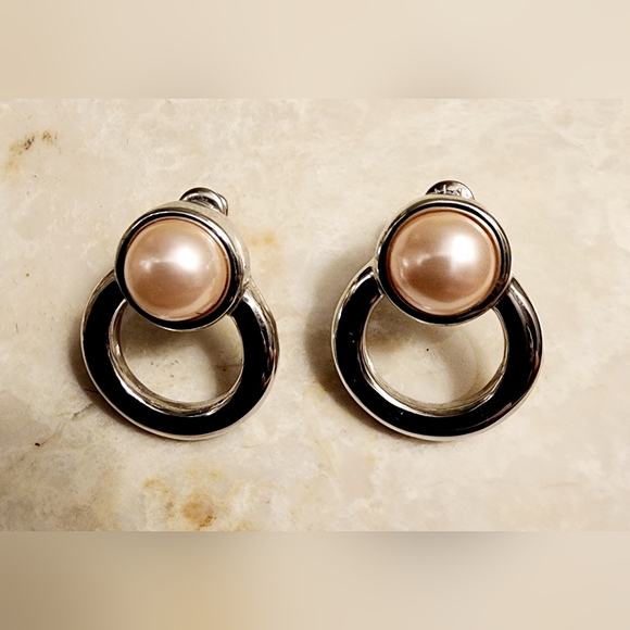 Soft pink pearl inset solid silver hoop pierced earrings - Picture 1 of 8